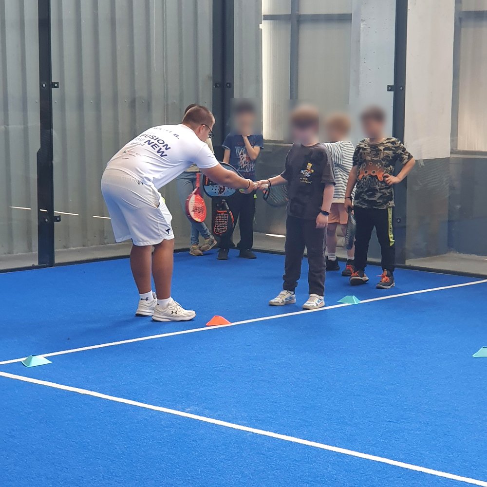 Copii la antrenament de padel — Academia FZN Arena