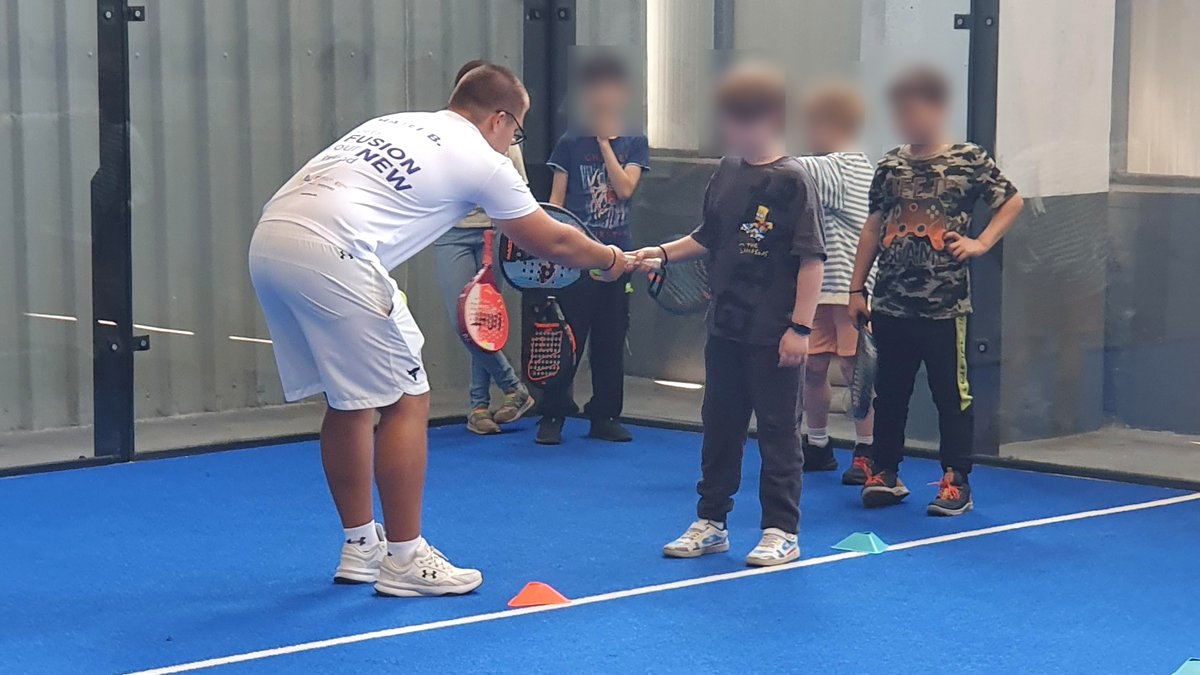 Copii la antrenament de padel — Academia FZN Arena