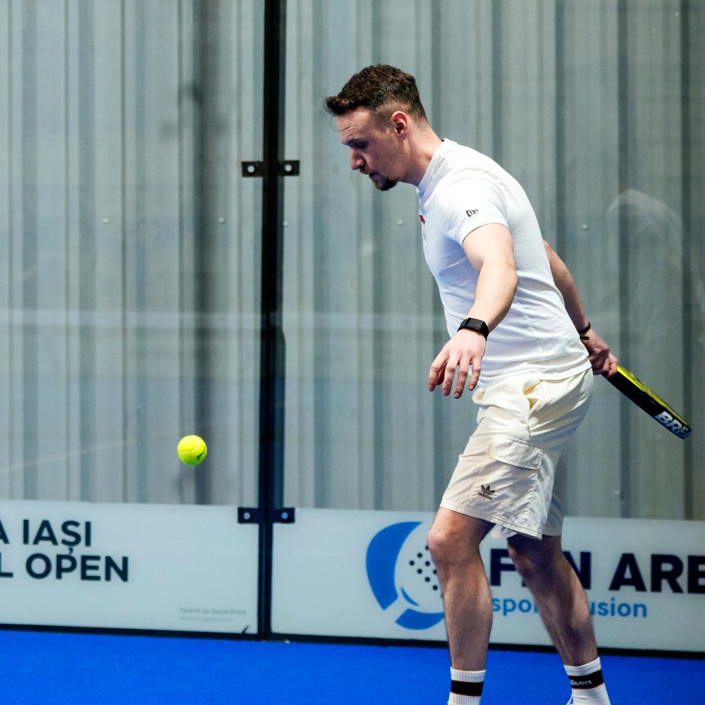 Serviciu la padel — jucător FZN Arena