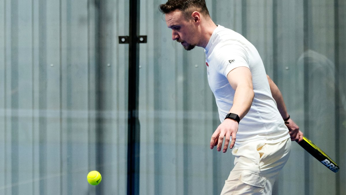 Serviciu la padel — jucător FZN Arena