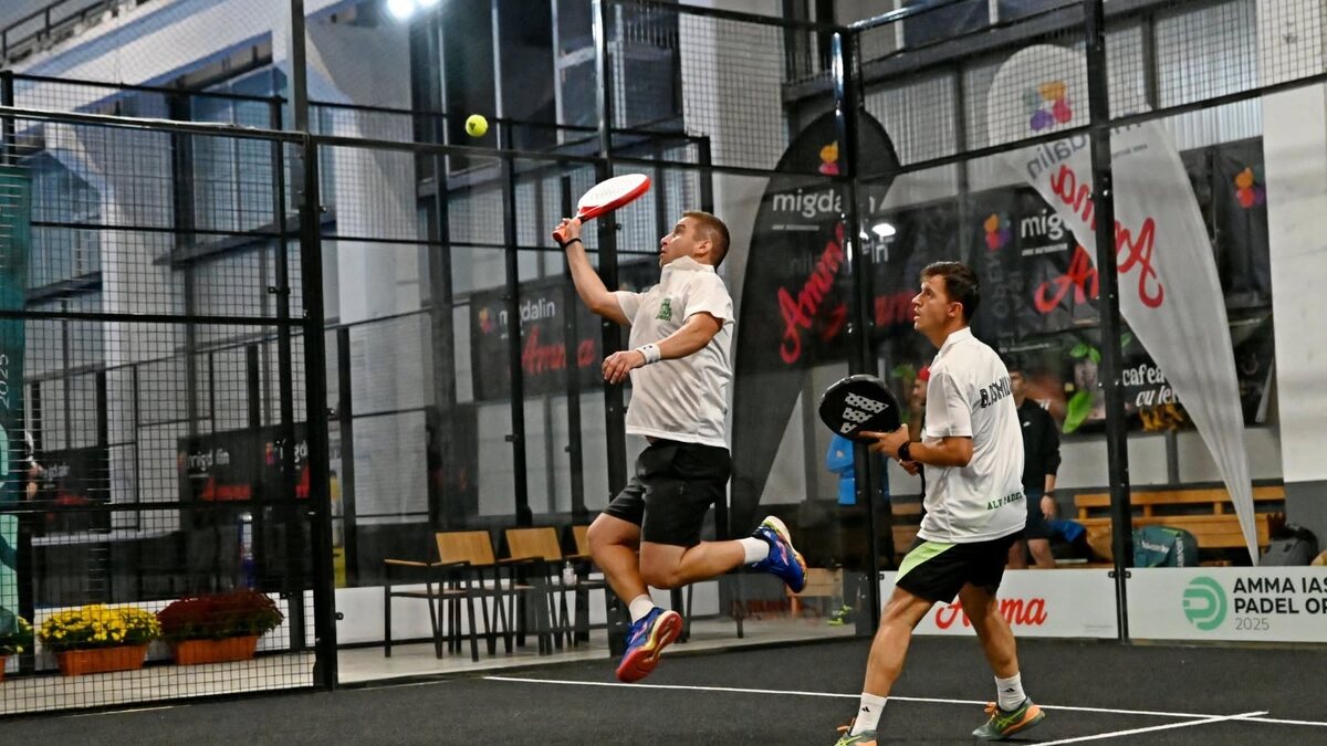 Jucători de padel pe teren indoor la FZN Arena Iași
