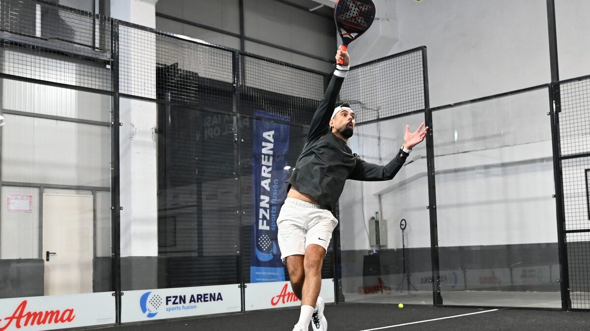 Servă la padel pe teren indoor FZN Arena