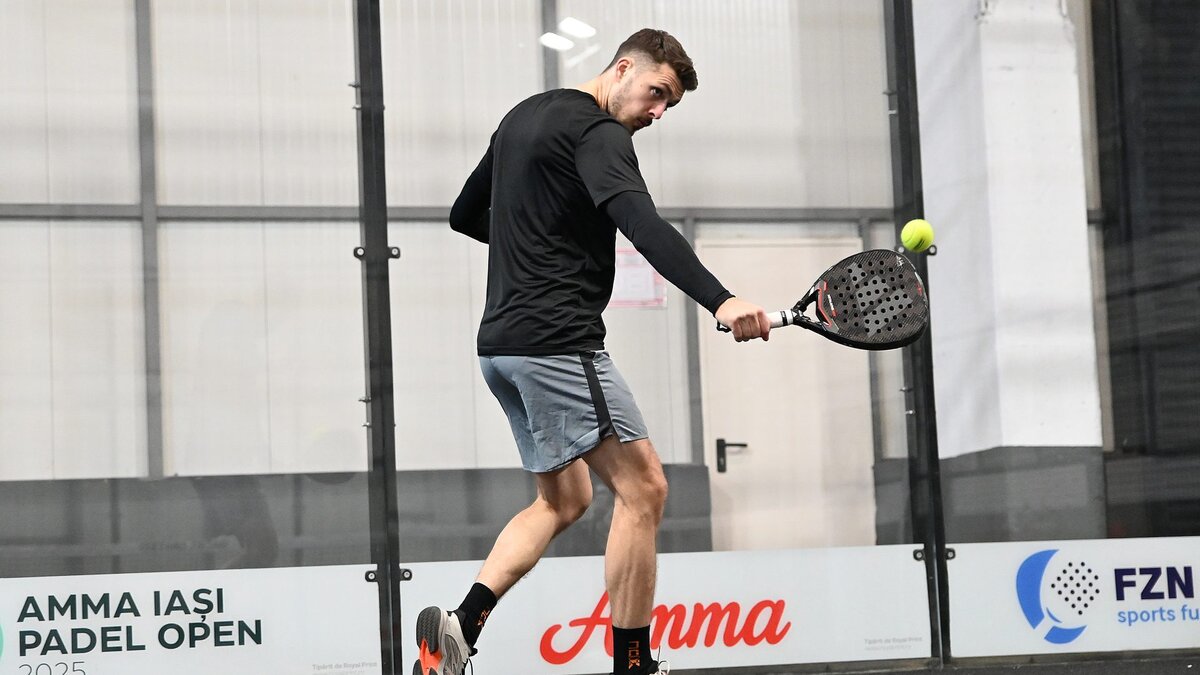 Echipament de padel — paletă și minge la FZN Arena Iași