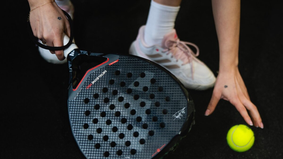 Teren de padel indoor cu pereți de sticlă la FZN Arena