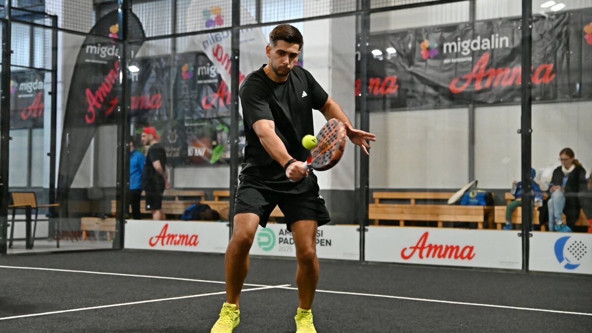 Jucător de padel la fileu, antrenament FZN Arena Iași